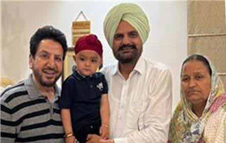 मूसेवाला के घर पहुंचे गुरदास मान, छोटे शुभदीप को देख कहा, "एह तां..."