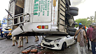 गुरदासपुर के बबरी बाईपास पर बड़ा हादसा, कार पर पलटी सवारियों से भरी बस, मची चीख-पुकार